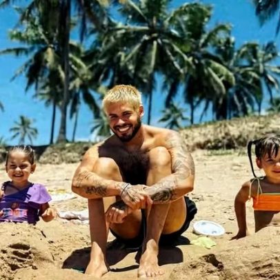 Zé Felipe viaja com os filhos após atrito com a mãe das crianças