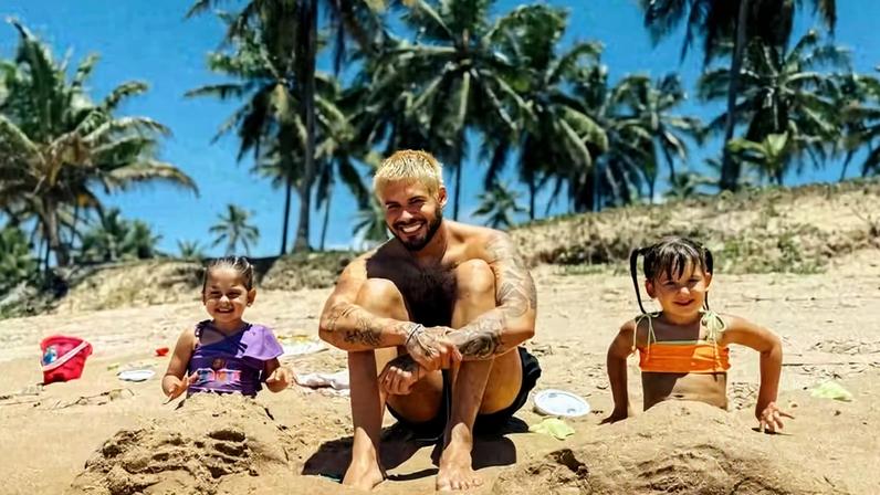 Zé Felipe viaja com os filhos após atrito com a mãe das crianças