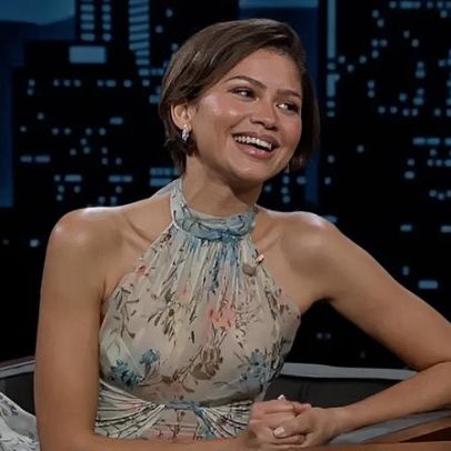 Zendaya usa tom azul em entrevista ao Jimmy Kimmel sobre boatos de casamento