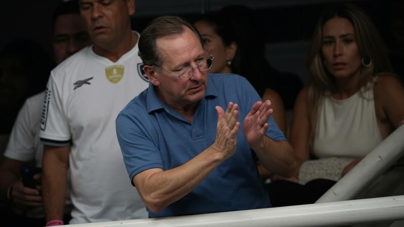 Textor no Nilton Santos em jogo do Botafogo — Foto: MAURO PIMENTEL / AFP