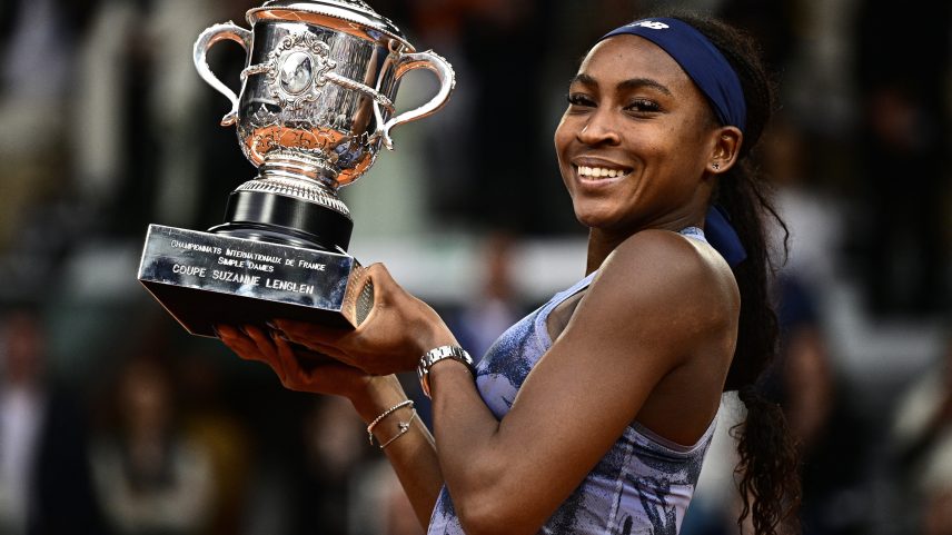 Coco Gauff com o troféu de Roland Garros — Foto: JULIEN DE ROSA / AFP