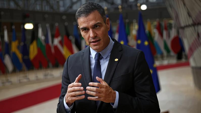 O premiê espanhol, Pedro Sánchez, fala para a imprensa durante uma cúpula da União Europeia em Bruxelas, na Bélgica, no dia 1º de outubro. — Foto: Francisco Seco / POOL / AFP