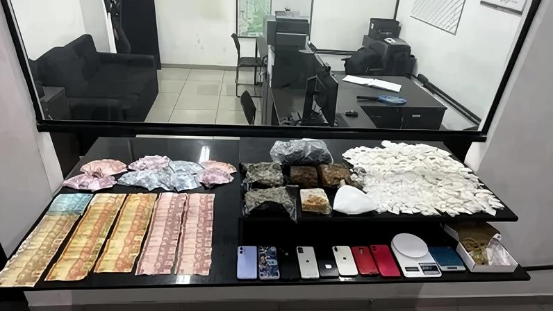 As apreensões incluem R$4 mil em espécie, drogas como cocaína, maconha e skunk, além deembalagens, balanças e oito celulares.