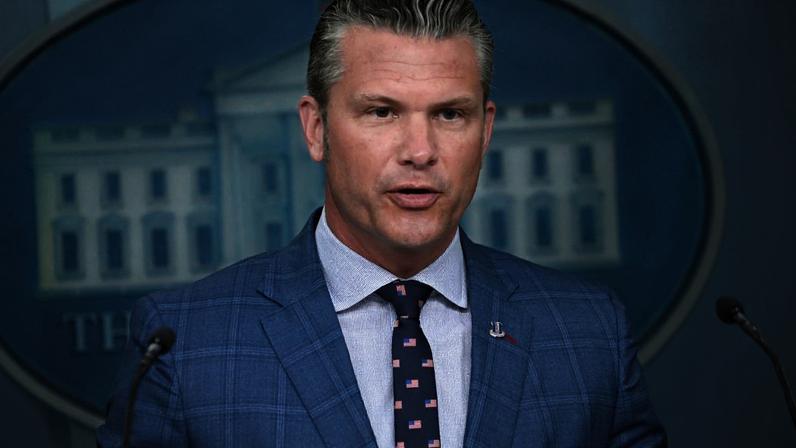 O Secretário de Defesa dos EUA, Pete Hegseth, em coletiva de imprensa na Casa Branca. 11/08/2025 - (Andrew Caballero-Reynalds/AFP)