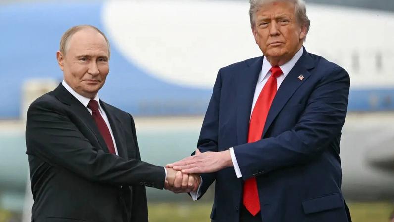 Vladimir Putin e Donald Trump se cumprimentam durante encontro no Alasca. 15/08/2025