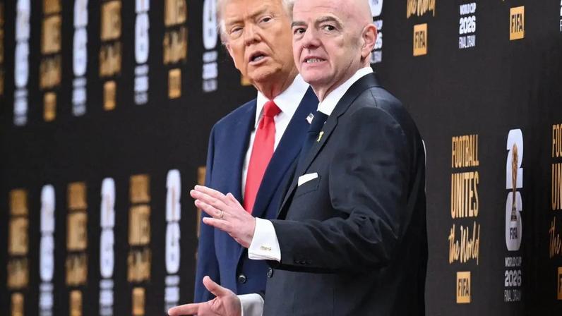 Presidente dos Estados Unidos, Donald Trump, e presidente da Fifa, Gianni Infantino, durante sorteio da Copa do Mundo 2026. 5/12/2025 (Roberto SCHMIDT/AFP)