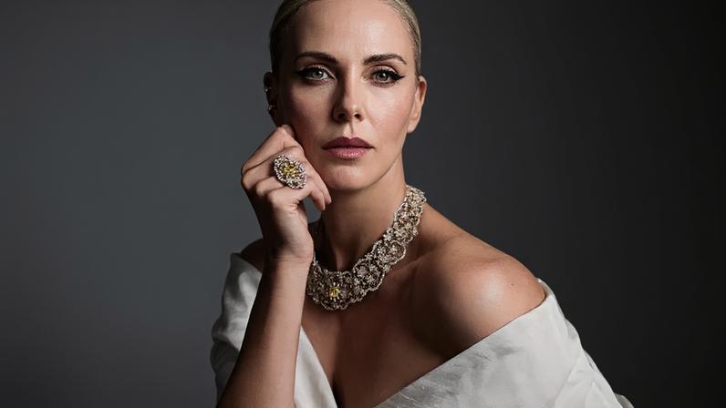Charlize Theron usando o colar e o anel Couture Fleurie de alta joalheria da Dior