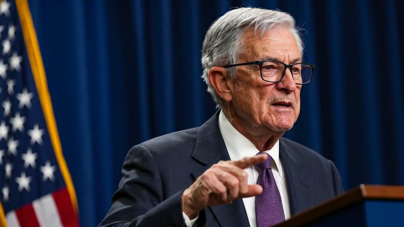 O presidente do Federal Reserve dos EUA, Jerome Powell: comitê federal de mercado aberto (FOMC) manteve as taxas de juros inalteradas (Foto: EFE/EPA/JIM LO SCALZO)