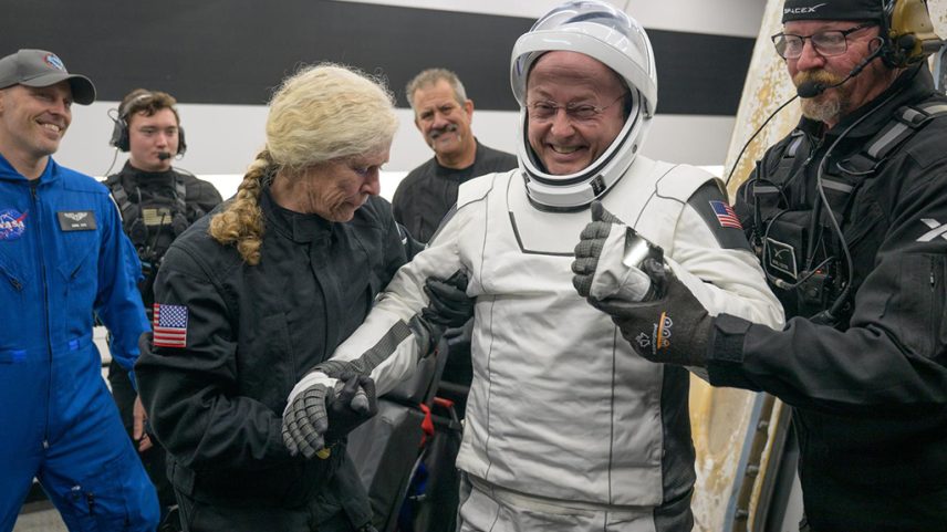 Fotografia do astronauta da NASA Mike Fincke ajudou a sair da espaçonave Dragon Endeavour da SpaceX a bordo do navio de recuperação da SpaceX.