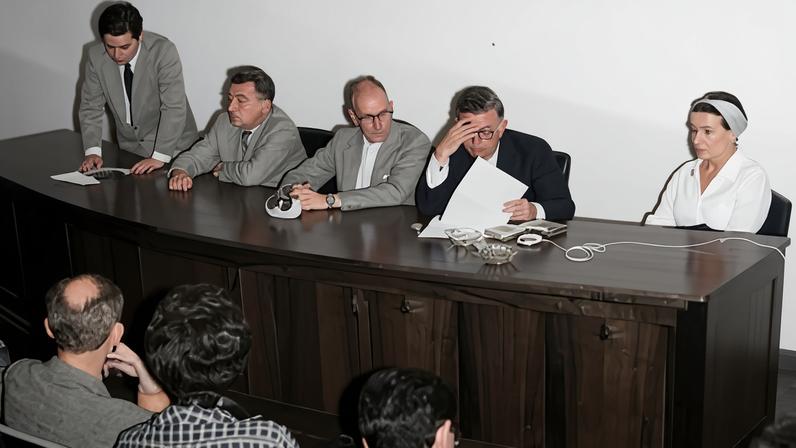 Fotografia do Jean-Paul Sartre ao lado da esposa, Simone de Beauvoir (à direita), durante conferência realizada na cidade de Araraquara.