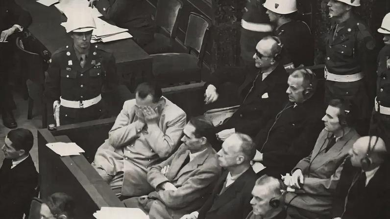 Fotografia do tribunal do Tribunal Militar Internacional em Nuremberg, Alemanha.