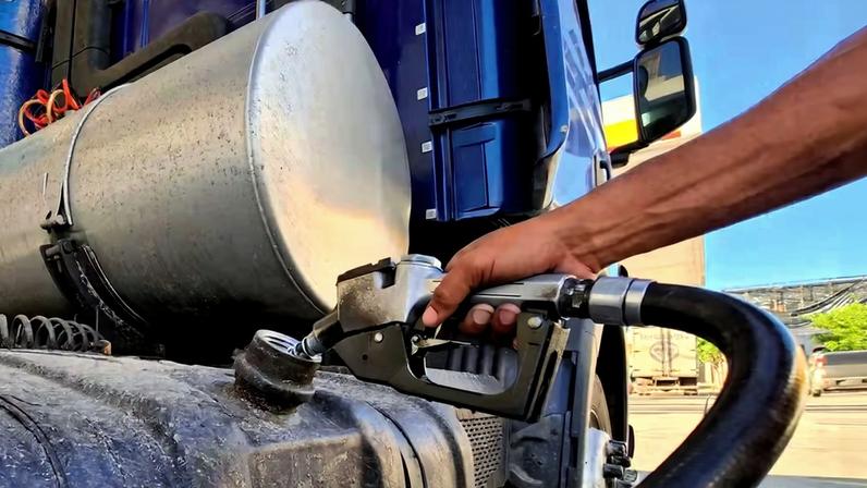Sondagem semanal da ANP mostra curva de preços dos combustíveis em meio à crise do petróleo — Foto: Lucas Tavares/Infoglobo