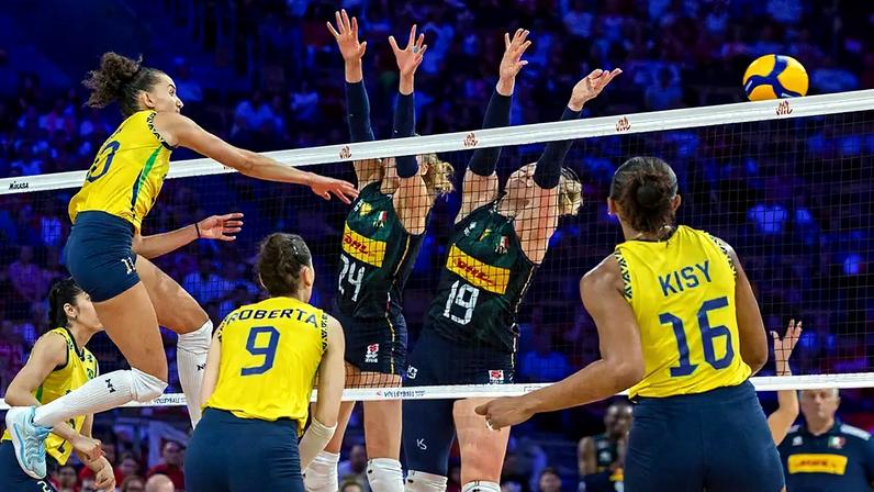 Fotografia da seleção brasileira de Voleibol Feminino de 2025 entre Itália e Brasil.