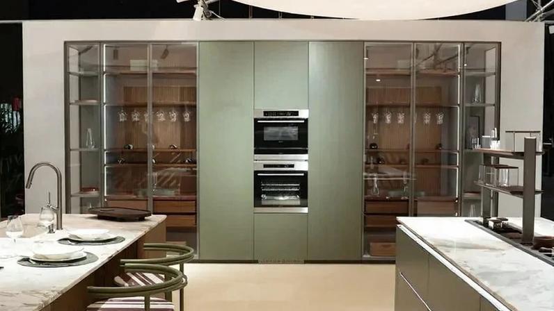 EuroCucina, em Milão: com paleta atemporal, coleção Per La Vita, da Marel, traz ferragens ocultas e componentes invisíveis. (Allan Sartori/Divulgação)