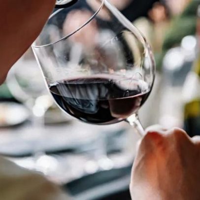 Por que o mesmo vinho pode ter sabor diferente dependendo do copo