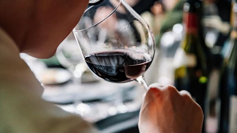 Por que o mesmo vinho pode ter sabor diferente dependendo do copo