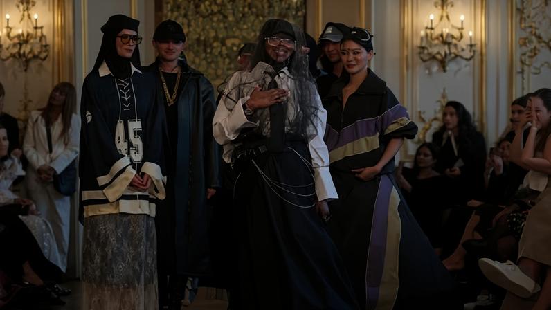 Designers muçulmanos exibem vestidos florais e streetwear em Paris