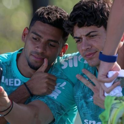 Palmeiras encerra preparação para estreia; Arias tira fotos com crianças em escola