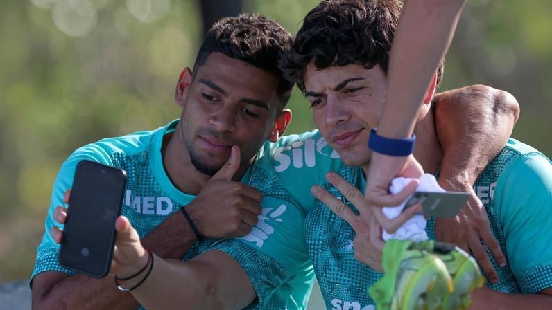 Jhon Arias distribui fotos e autógrafos para crianças em colégio que o Palmeiras treinou — Foto: Cesar Greco / Palmeiras