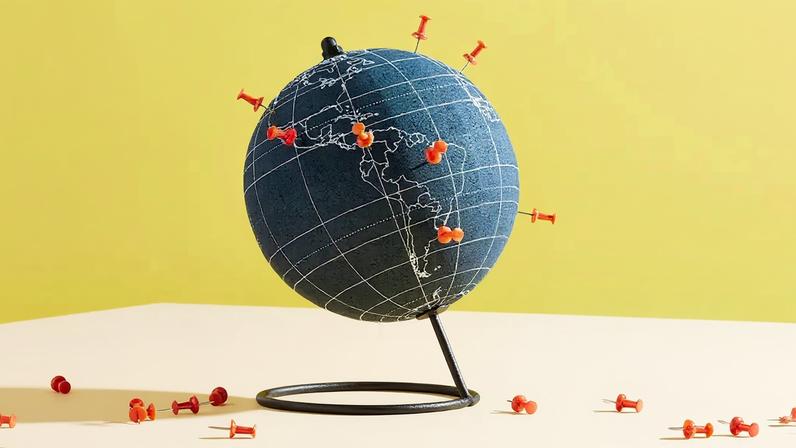 Fotografia de uma miniatura de um globo.