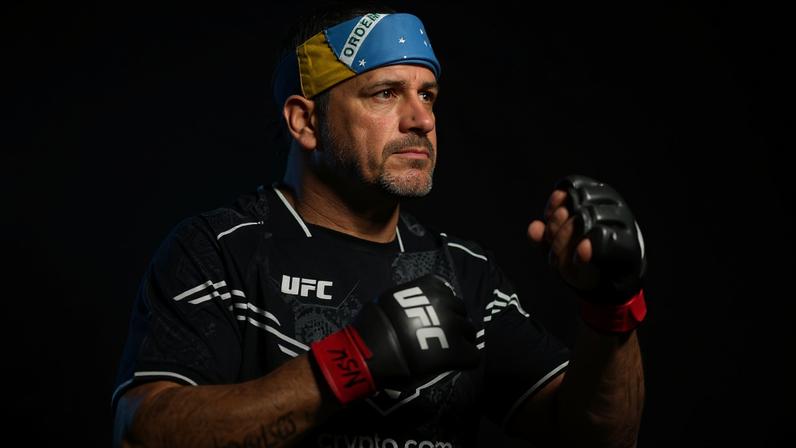 Gilbert Durinho caminha ao Octógono antes da luta com Sean Brady no UFC Vegas 97, em setembro de 2024. (Chris Unger/Zuffa LLC)