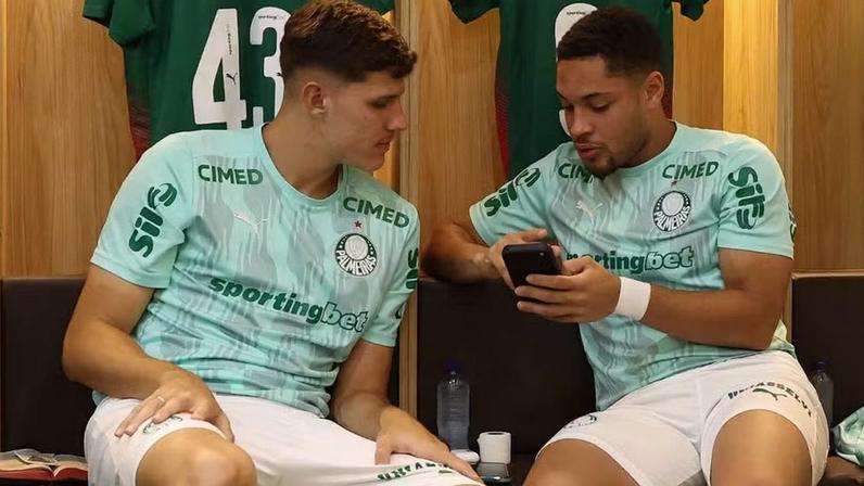Benedetti e Vitor Roque no vestiário antes da partida entre Junior Barranquilla e Palmeiras — Foto: Cesar Greco
