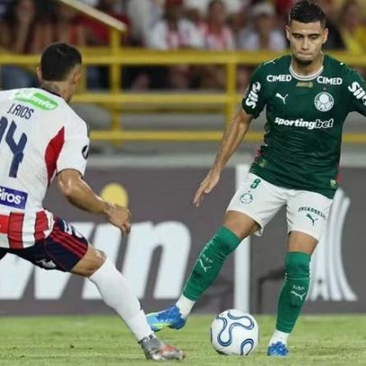 Palmeiras falha na estreia da Libertadores, melhora com trocas, empata