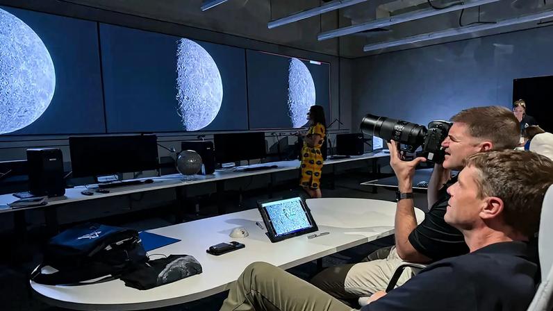 Fotografia da tripulação do Artemis II pratica fotografia lunar no Centro Espacial Johnson da NASA, em Houston.