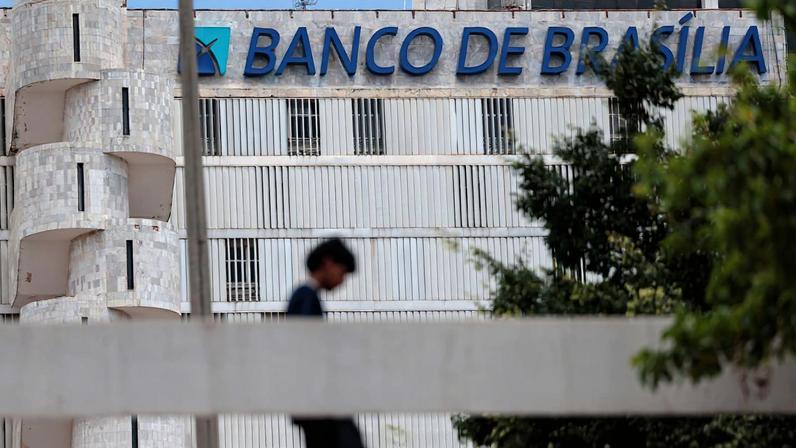 Brasília (DF), 19/11/2025 – Fachada do prédio do banco de Brasília (BRB). Em março de 2025, o conselho do Banco BRB aprovou a compra de 58% do capital do Banco Master, valor estimado em R$ 2 bilhões. O acordo previa que o BRB, uma sociedade de capital e controlada majoritariamente pelo Governo do Distrito Federal (GDF) Foto: Joédson Alves/Agência Brasil