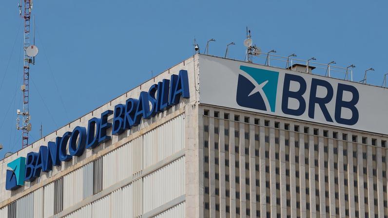 Brasília (DF), 19/11/2025 – Fachada do prédio do banco de Brasília (BRB). Em março de 2025, o conselho do Banco BRB aprovou a compra de 58% do capital do Banco Master, valor estimado em R$ 2 bilhões. O acordo previa que o BRB, uma sociedade de capital e controlada majoritariamente pelo Governo do Distrito Federal (GDF) Foto: Joédson Alves/Agência Brasil