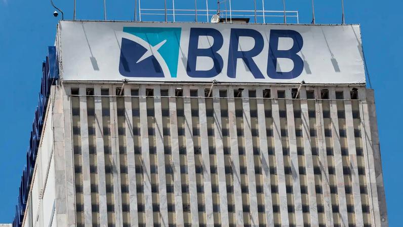Brasília (DF), 19/11/2025 – Fachada do prédio do banco de Brasília (BRB). Em março de 2025, o conselho do Banco BRB aprovou a compra de 58% do capital do Banco Master, valor estimado em R$ 2 bilhões. O acordo previa que o BRB, uma sociedade de capital e controlada majoritariamente pelo Governo do Distrito Federal (GDF) Foto: Joédson Alves/Agência Brasil