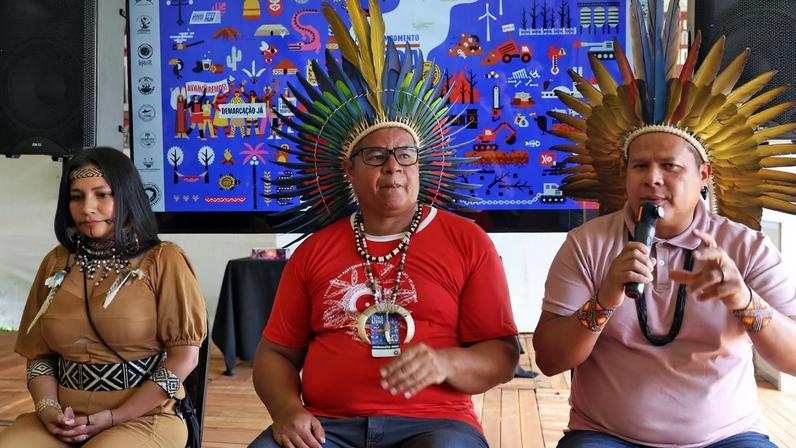 Luana Kaingang, coordenadora geral da Artinsul, Paulo Tupiniquim, coordenador geral da APOINME, e Kleber Karipuna, coordenador da APIB, participam da 22ª edição do Acampamento Terra Livre (ATL). O evento é considerado a maior mobilização indígena do país.