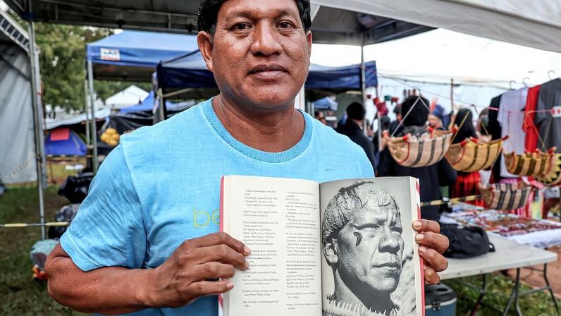 Brasília (DF), 08/04/2026 - O escrito indígena Yamaluí Kuikuro Mehinaku, durante entrevista para Agência Brasil, no Acampamento Terra Livre. Foto: Valter Campanato/Agência Brasil