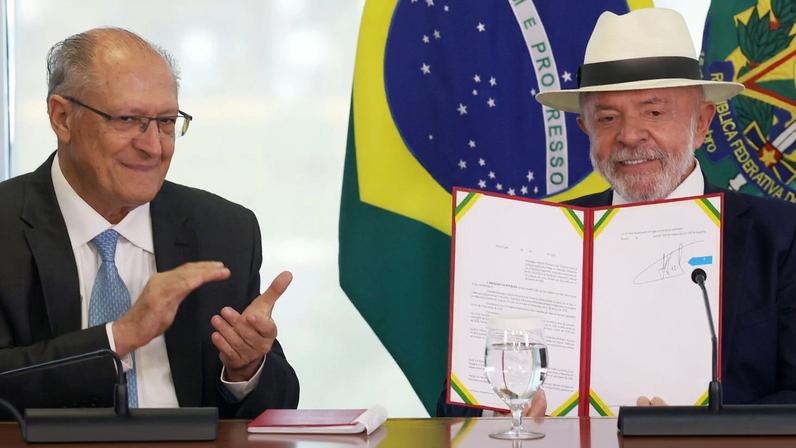 Brasília (DF), 28/04/2026 - O presidente Luiz Inácio Lula da Silva, acompanhdado do Vce-Presidente da República, Geraldo Alckmin, durante cerimônia de assinatura do decreto de promulgação do Acordo de Comércio entre União Europeia e Mercosul, no Palácio do Planalto. Foto: Valter Campanato/Agência Brasil
