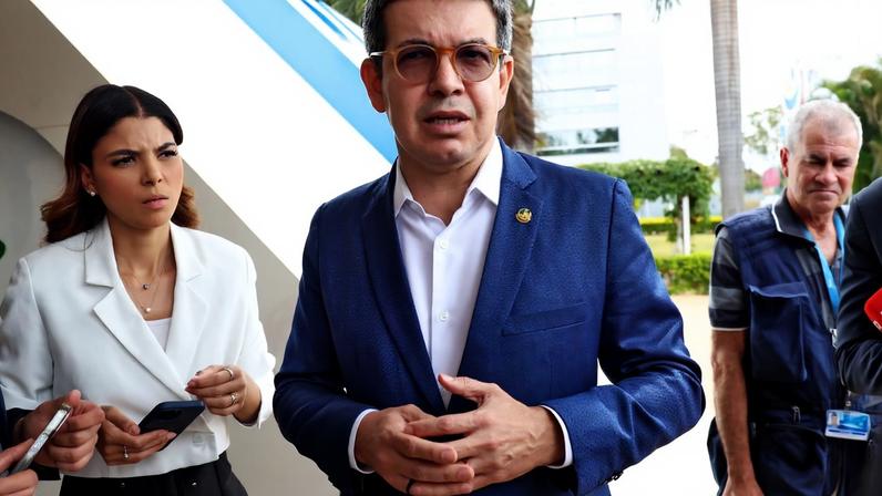 Brasília (DF) 05/08/2025 - Senador Randolfe Rodrigues fala com jornalistas sobre assinatura de manifesto em defesa da soberania nacional. A iniciativa dos partidos tem como objetivo respaldar as iniciativas políticas adotadas contra o tarifaço imposto ao país pelo presidente dos Estados Unidos, Donald Trump, destacando que o Brasil é um país que sempre teve como marca de sua diplomacia o diálogo, a cooperação e a busca de caminhos negociados e pacíficos para solução de problemas e impasses entre nações. Foto: Valter Campanato/Agência Brasil