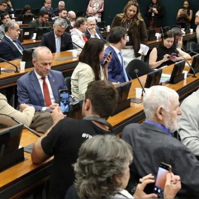 Pedido de vista adia votação da PEC do fim da 6x1 na CCJ da Câmara