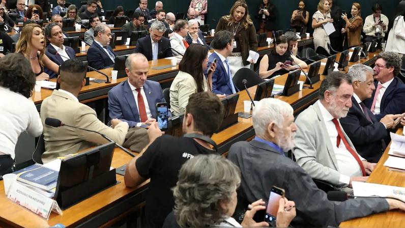 Reunião da Comissão de Constituição e Justiça (CCJ) da Câmara para leitura do relatório do deputado Paulo Azi da proposta de emenda à Constituição (PEC 221/2019) que reduz a jornada de trabalho a 36 horas. A oposição pediu vistas.