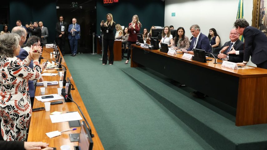 Brasília-DF – 22/04/2026 – CCJ da Câmara vota PEC que reduz jornada de trabalho a 36h semanais em 10 anos.