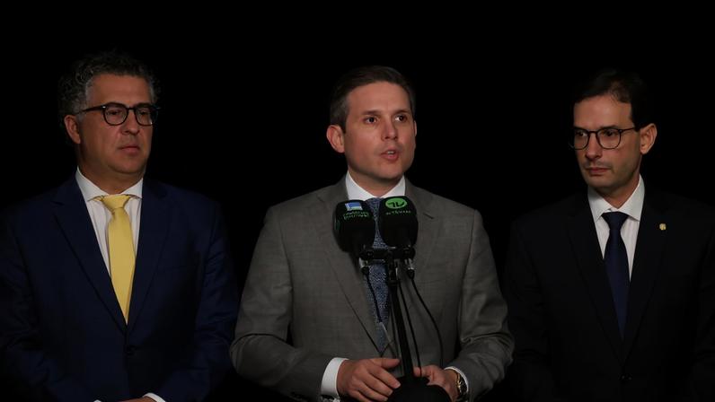 Brasília -DF- 28/04/2026 – PRESIDENTE DA CÂMARA DOS DEPUTADOS, DEPUTADO HUGO MOTTA APRESENTA O PRESIDENTE DA COMISSÃO ESPECIAL DA PEC 6X1. DEPUTADO ALENCAR SANTANADA E O RELATOR, DEPUTADO, LEO PRATES. DA PEC 6X1. Lula Marques/Agência Brasil.