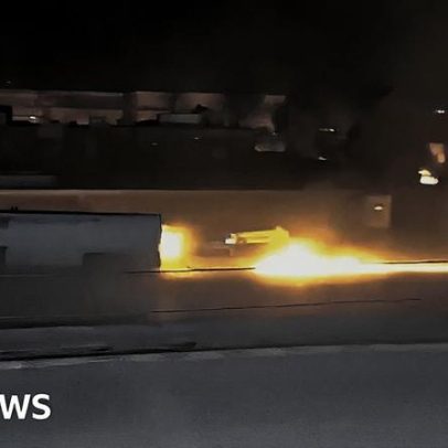 Caminhão-tanque deixa rastro de fogo em estrada na Síria