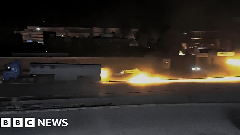 Caminhão-tanque deixa rastro de fogo em estrada na Síria