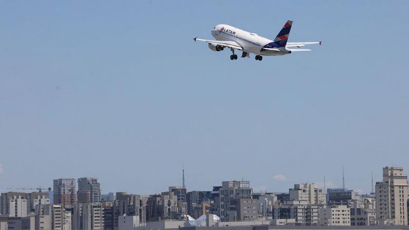 Avião da Latam Airlines decola do Aeroporto de Congonhas. Foto: Rovena Rosa/Agência Brasil