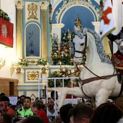 Toque da alvorada e missa em honra a São Jorge no centro do Rio de Janeiro