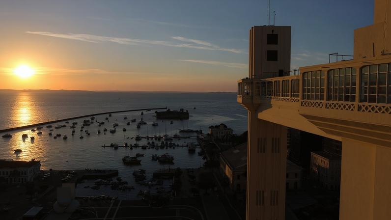Salvador (BA), 07/08/2025 - Vista da Baía de Todos os Santos e do elevador Lacerda no Pelourinho, centro histórico de Salvador. Foto: Rovena Rosa/Agência Brasil