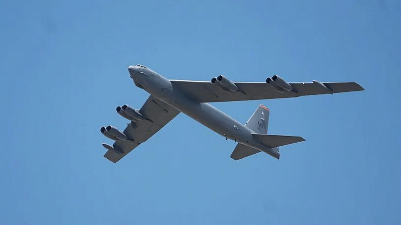 O B-52 possui 8 motores e pode voar a cerca de 15 mil metros de altitude