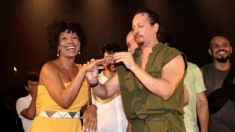 Aos 52 anos, Isabel Fillardis é pedida em casamento após apresentação de peça no Rio