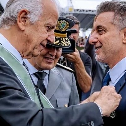 Exército concede medalha oficial a Luciano Huck