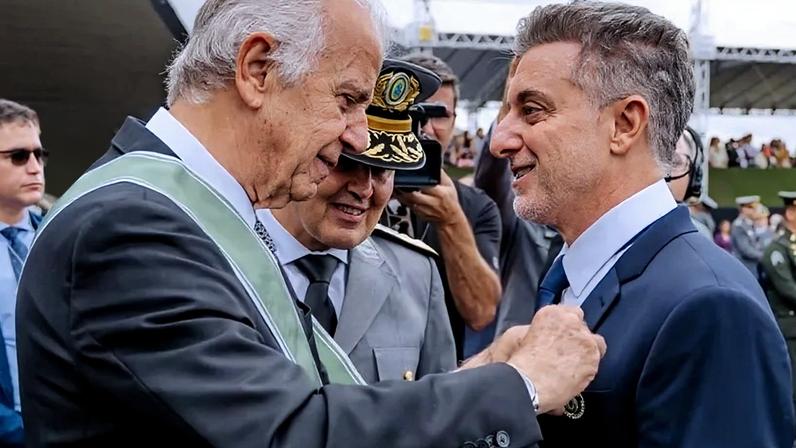 O apresentador Luciano Huck recebe a Medalha Exército Brasileiro do Ministro da Defesa, José Múcio Monteiro, na 5ª feira (16.abr.2026), em Brasília