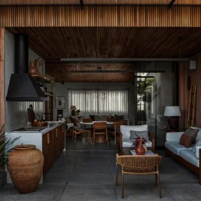 Arquitetra reforma dúplex com madeira e integração para morar em família