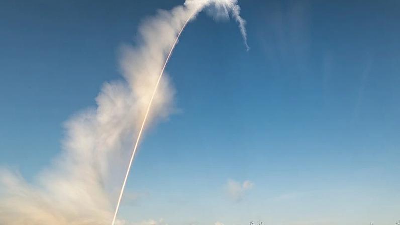 O foguete Space Launch System, que transporta a cápsula Orion com os astronautas Reid Wiseman (comandante), Victor Glover (piloto), Christina Koch (especialista em missão) e Jeremy Hansen (especialista em missão da Agência Espacial Canadense)